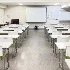 第一会議室 3名掛け最大60席【高崎駅徒歩7分 販売利用OK】プロジェクター|スクリーン|ホワイトボード|Wi-Fi|無料